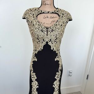 Betsy & Adam
Women's Black Lace Keyhole Gown with Gold appliqué